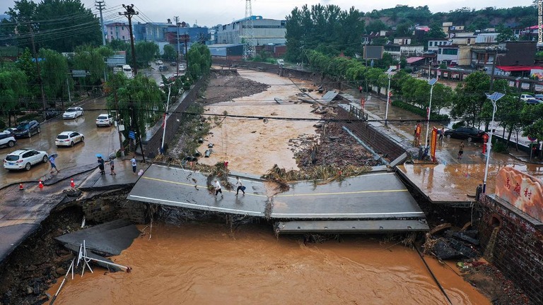 豪雨の影響で壊れた橋＝２１日、河南省鄭州市西部の鞏義/STR/AFP/Getty Images