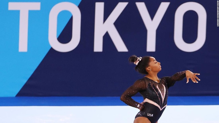 大会前の練習を行う女子体操のシモーネ・バイルズ（米国）＝２２日/Laurence Griffiths/Getty Images