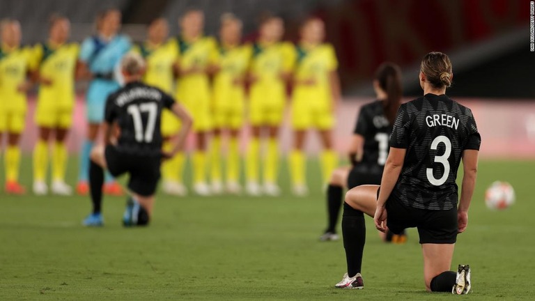 ニュージーランドの女子サッカーチームも試合前にひざをついた/Dan Mullan/Getty Images