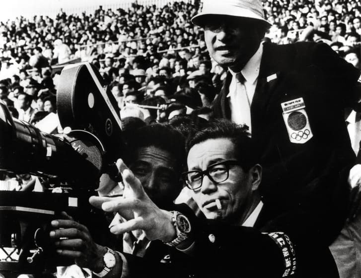 1964年の前回東京五輪で撮影スタッフに指示を与える市川崑監督(中央)/Alamy Stock Photo