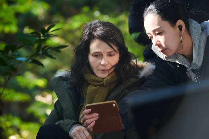 2018年の映画「Vision」の撮影現場。演出する河瀬直美監督(右)と主演のジュリエット・ビノシュ/Alamy Stock Photo
