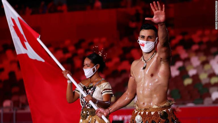 リオデジャネイロ五輪や平昌五輪で注目を集めたトンガの上半身裸の旗手はピタ・タウファトファ選手。今回も参加し、テコンドーに出場する/Stefan Wermuth/Reuters