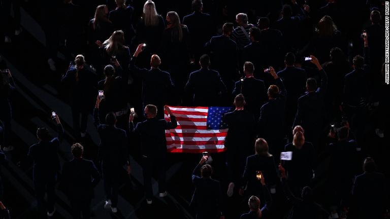 米国旗を持って入場する米国の選手/Jonathan Nackstrand/AFP/Getty Images