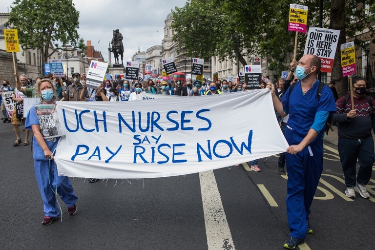 賃上げを求めてデモを行う医療従事者や支持者ら＝７月３日、ロンドン/Mark Kerrison/In Pictures/Getty Images