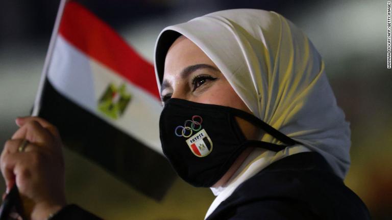スタジアムに入るエジプト選手団の選手/Hannah McKay/AFP/Getty Images
