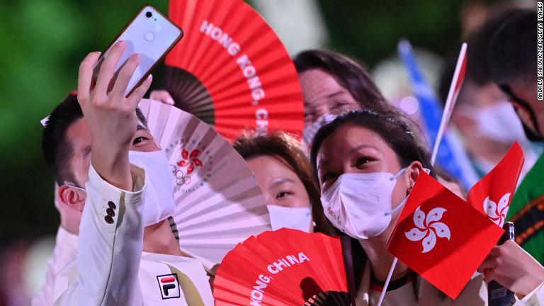 香港選手団が自撮りをする様子/Andrej Isakovic/AFP/Getty Images