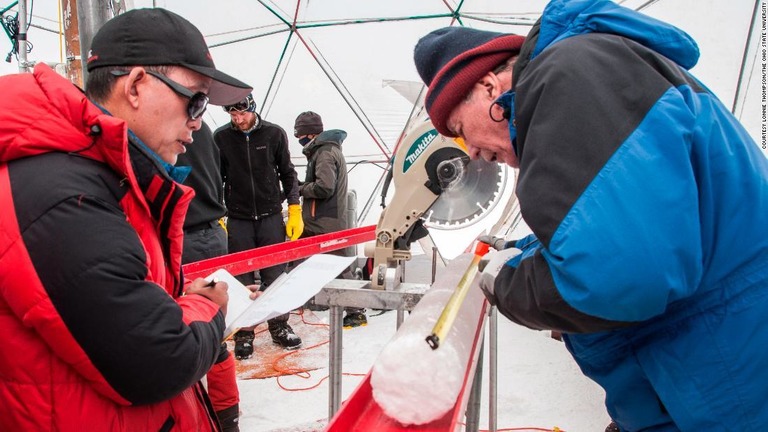 ２０１５年にグリヤ氷冠から氷コアのサンプルを採取した/Courtesy Lonnie Thompson/The Ohio State University