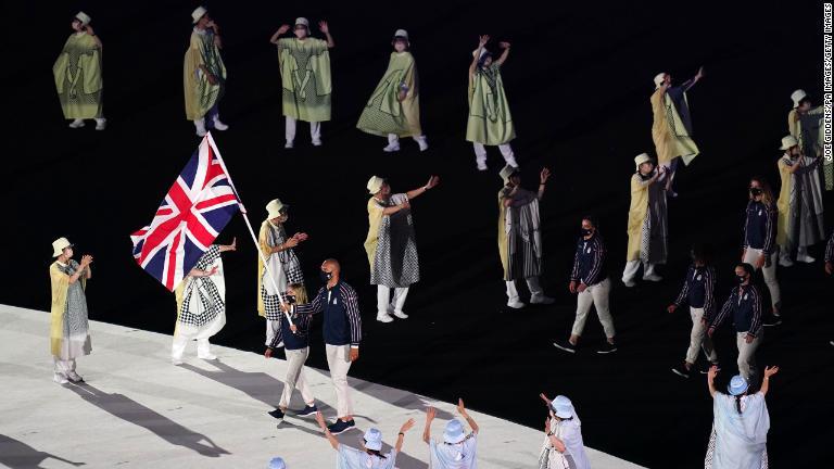 英国旗をもって入場するハンナ・ミルズ選手(左)とモハメド・スズヒ選手。スズヒ選手は同国初のイスラム教徒の旗手になった/Joe Giddens/PA Images/Getty Images