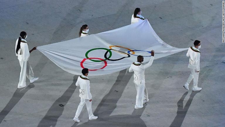 オリンピック旗が運ばれる様子/Antonin Thuillier/AFP/Getty Images