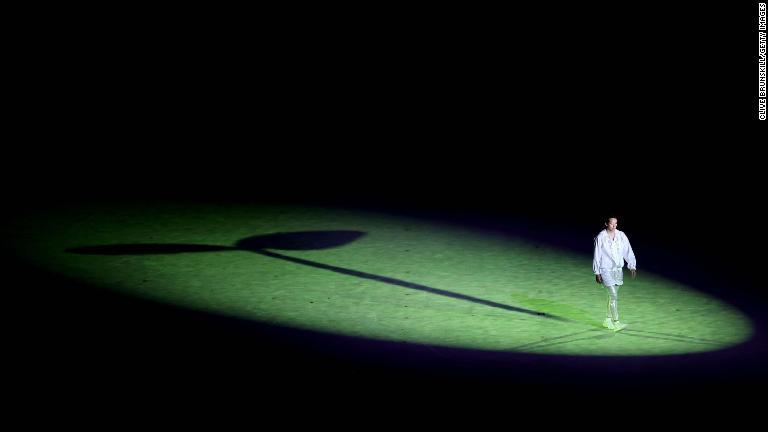 開会式の最初に現れた１人のパフォーマー/Clive Brunskill/Getty Images
