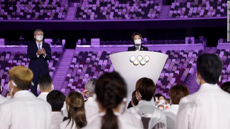 大会組織委員会の橋本聖子会長がスピーチ。左に国際オリンピック委員会(IOC)のバッハ会長/Hannah McKay/Pool/Getty Images