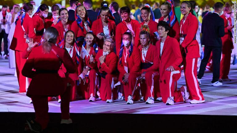 ロシア選手団が写真撮影/Andrej Isakovic/AFP/Getty Images