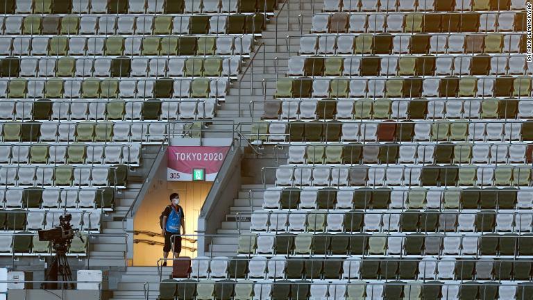 ほぼ空席のスタンドにボランティアが1人。運営側によると収容人数7万人近いスタジアムにVIP950人しか入らなかった/Patrick Semansky/AP