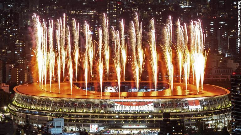 夜空を彩る花火/Charly Triballeau/AFP/Getty Images