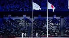 オリンピック旗が掲揚される