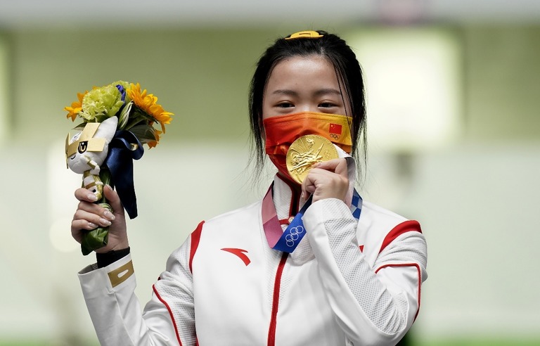 今大会初の金メダルに輝いた中国の楊倩。女子１０メートルエアライフル個人で優勝/Danny Lawson/PA Images/Getty Images