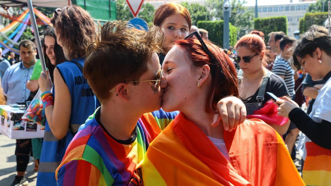 イベントでキスする性的少数者の活動家＝２４日、ハンガリー首都ブダペスト/Ferenc Isza/AFP/Getty Images