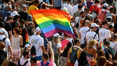 ３万人規模のプライドマーチ、ＬＧＢＴ新法に抗議　ハンガリー首都