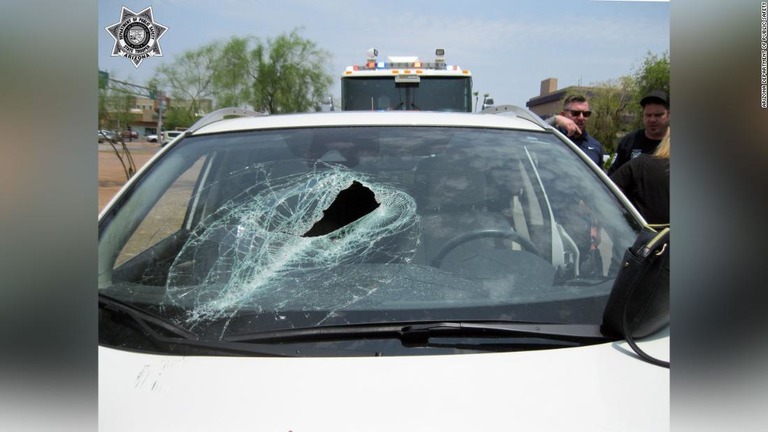 フロントガラスに穴があいた女性の車。トラックの運転手は事故後そのまま走行を続けた/Arizona Department of Public Safety