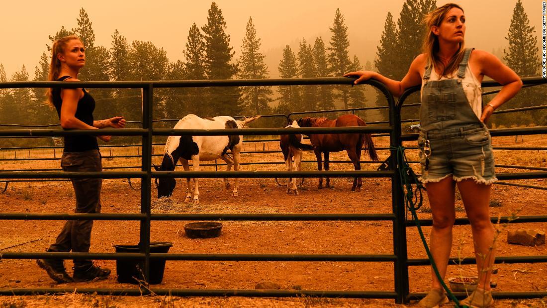 牧場の馬を避難させるためトレーラーを待つ住民たち＝２４日、カリフォルニア州クレセントミルズ/David Odisho/Bloomberg/Getty Images
