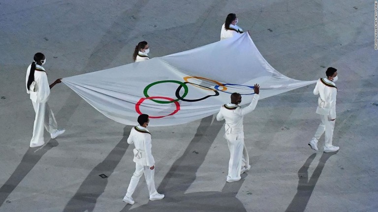 開会式会場で運ばれる五輪旗/Antonin Thuillier/AFP/Getty Images