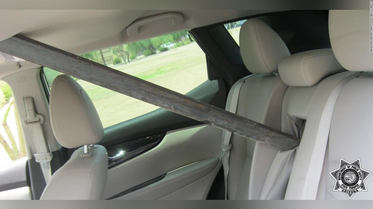 後部座席に突き刺さった金属棒。運転していた女性は間一髪無事だった/Arizona Department of Public Safety