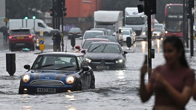 雷雨で道路が冠水、地下鉄の一部にも影響が出た＝２５日、ロンドン/Justin Tallis/AFP/Getty Images