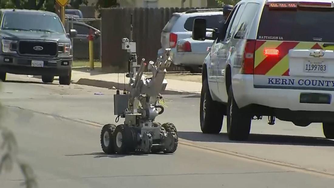 にらみ合いの際、SWATはロボットも活用した/KBAK