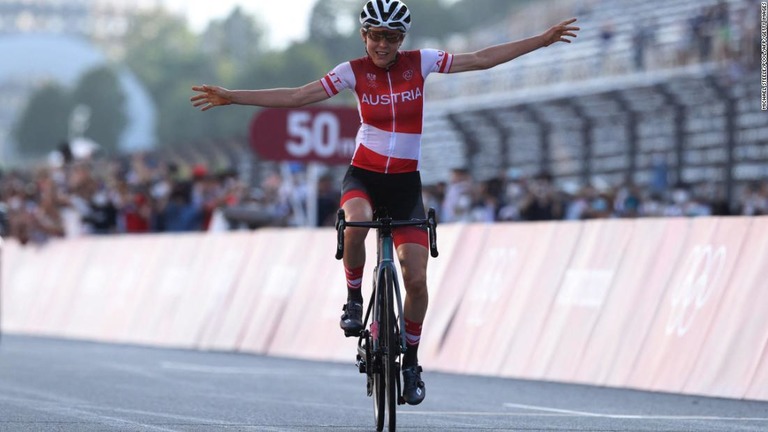 フィニッシュラインを通過するキーゼンホファー選手/MICHAEL STEELE/POOL/AFP/Getty Images