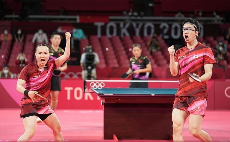 卓球混合ダブルスで日本の水谷隼・伊藤美誠ペアが中国を破り、金メダルを獲得した/The Yomiuri Shimbun/AP
