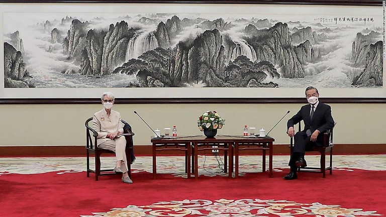 米国務省のシャーマン副長官（左）と中国の王毅外相が天津で会談した/U.S. State Department/UPI/Shutterstock