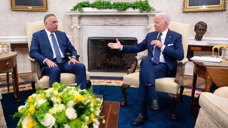 イラクのカディミ首相と会談するバイデン米大統領（右）＝２６日、ホワイトハウス/SAUL LOEB/AFP/Getty Images