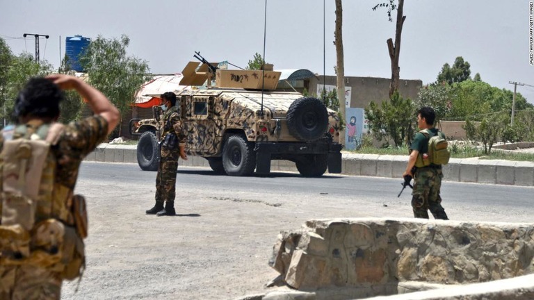 警備に立つアフガニスタンの治安要員＝７月９日、アフガニスタン・カンダハル州/Javed Tanveer/AFP/Getty Images