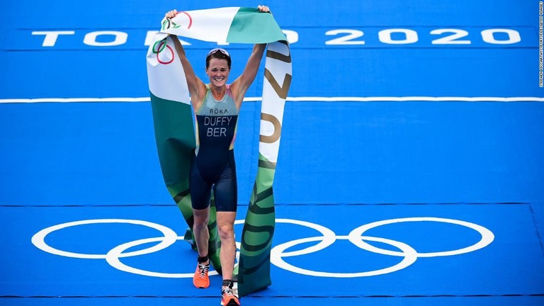 トライアスロン女子で優勝してバミューダに金メダルをもたらしたフロラ・ダフィー選手/Stephen McCarthy/Sportsfile/Getty Images