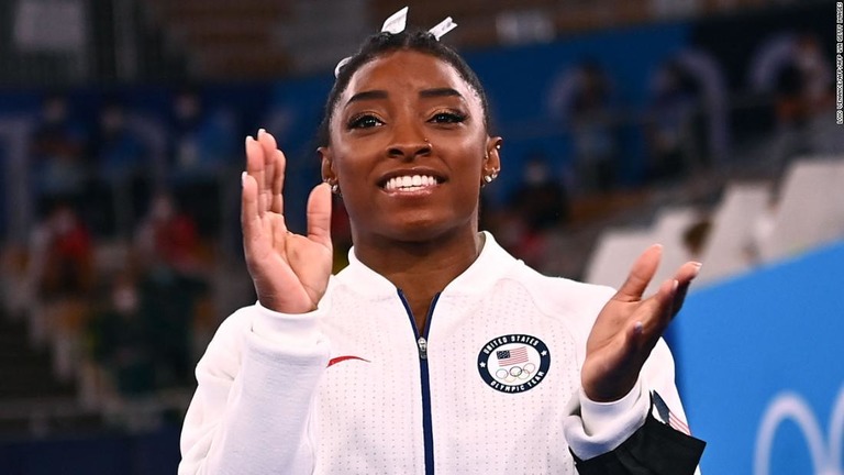 体操女子団体総合の決勝で声援を送るバイルズ選手/LOIC VENANCE/AFP/AFP via Getty Images
