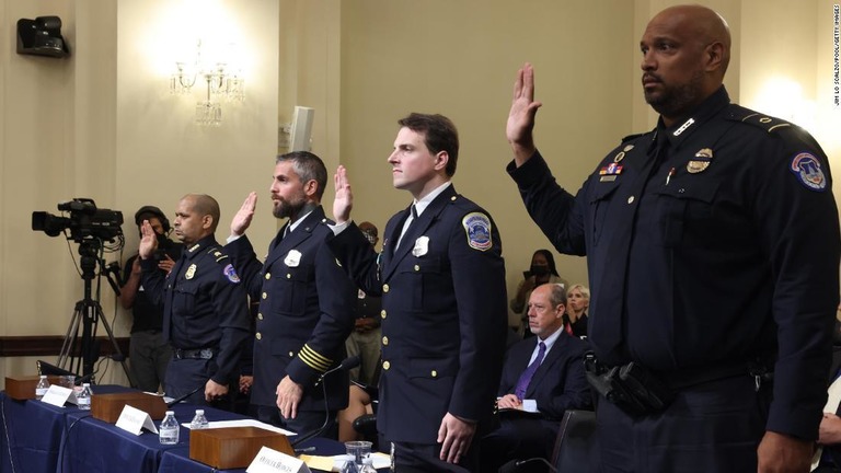 米議事堂襲撃の現場にいた警官４人が、下院特別委員会の公聴会で証言した/Jim Lo Scalzo/Pool/Getty Images 