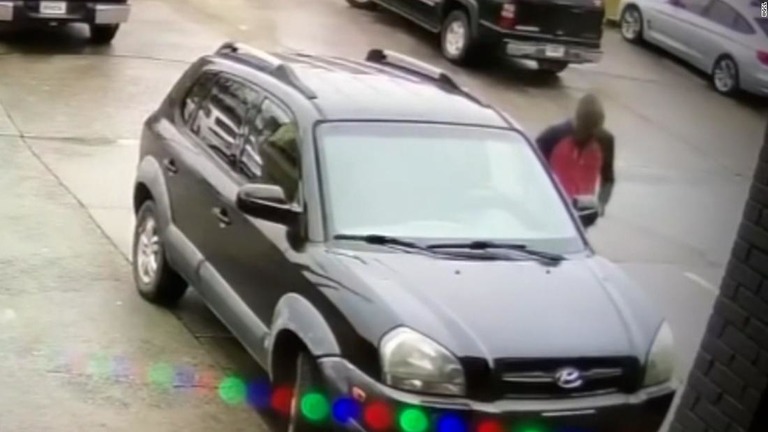 銃撃前に店の駐車場に車を止める被告とみられる人物の様子が防犯カメラに映っていた/WGCL