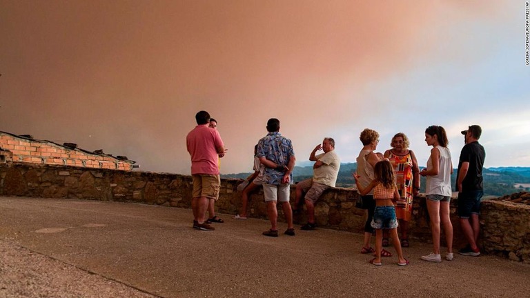 カタルーニャ州サンマルティデトゥースで火災を見つめる地元住民/Lorena Sopêna/Europa Press/AP