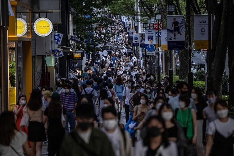 多くに人でにぎわう商店街＝２４日、東京都/Carl Court/Getty Images