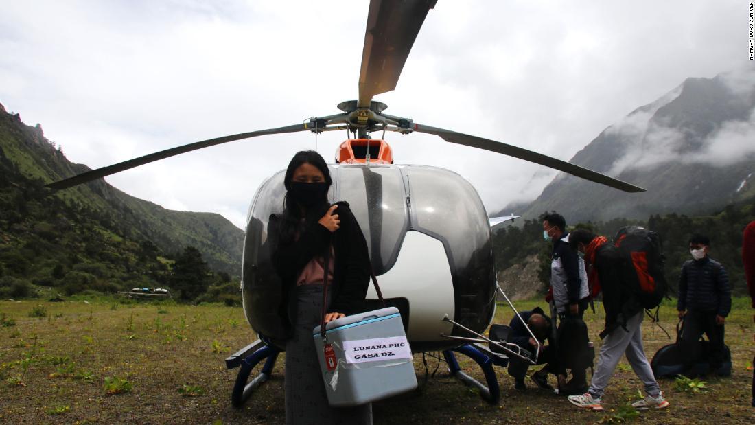 2回目の接種用のワクチンを運ぶ医療関係者/Namgay Dorji/UNICEF