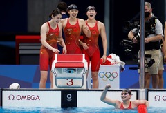 中国チームが世界新で金、競泳女子８００ｍリレー