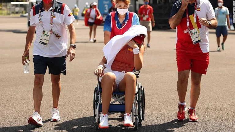 バドサは熱中症のため試合を棄権、車いすで会場を後にした/David Ramos/Getty Images