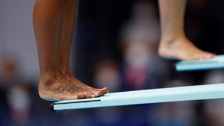 女子板飛び込みのカナダ代表、ジェニファー・アベル選手の足には定番の五輪マークのタトゥーが/Odd Andersen/AFP/Getty Images