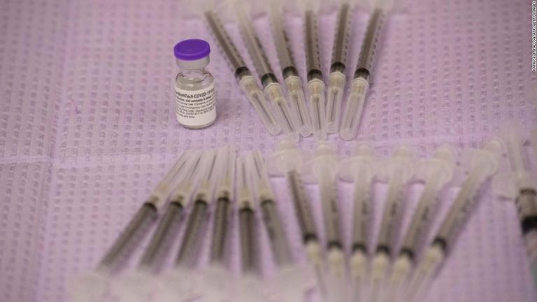米ファイザーは３回目の接種に関するデータを来月にもＦＤＡに提出する予定/PATRICK T. FALLON/AFP/Getty Images