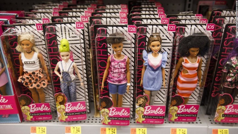 バービー人形などを手掛ける米マテルが商品価格の引き上げを発表/Patrick T. Fallon/Bloomberg/Getty Images