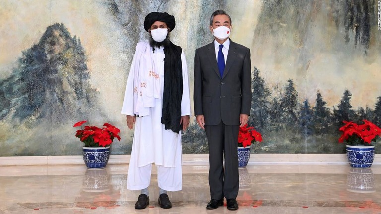 アブドゥル・ガニ・バラダル師（写真左）と中国の王毅外相（写真右）＝２８日、中国・天津/Li Ran/Xinhua via AP