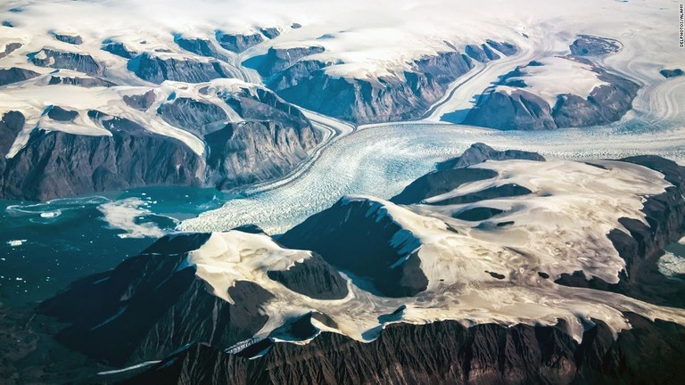 大規模な融解が発生したグリーンランド西部＝２０１９年/Delphotos/Alamy 