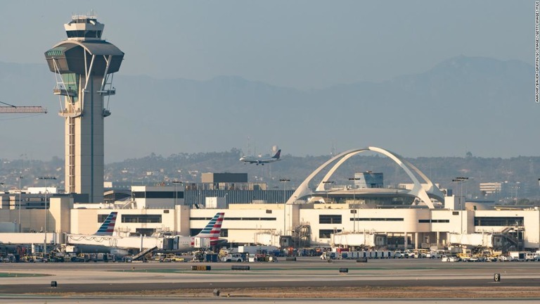 米ロサンゼルス国際空港の近くで上空を飛ぶ「ジェットパック男」の目撃情報があった/AaronP/Bauer-Griffin/GC Images/Getty Images/FILE