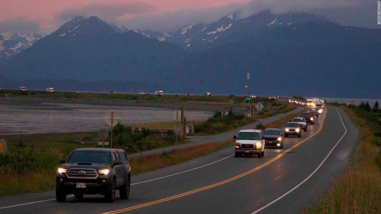 津波警報の発令後、非難する車が相次いだ＝米アラスカ州ホーマー/Sarah Knapp/AP