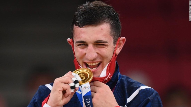 笑顔で金メダルを口元へ運ぶ男子柔道９０キロ級のラシャ・ベカウリ選手（ジョージア）/FRANCK FIFE/AFP/Getty Images